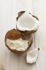 Geöffnete Kokosnuss und Mehl — Stockfoto