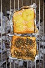 Filetti di salmone con ananas ed erbe aromatiche — Foto stock