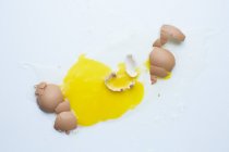 Huevos rotos con cáscara de huevo - foto de stock