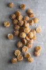 Незаполненные профитроли с сахарными перьями — стоковое фото