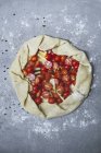 Torta de tomate não cozida com presunto sobre a superfície cinzenta — Fotografia de Stock