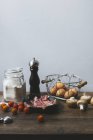 Аранжування інгредієнтів для помідорів з шинкою та грибами на дерев'яній поверхні — стокове фото