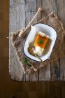 Ломтик яичного желточного пирога — стоковое фото