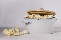 Popcorn im Emaille-Topf — Stockfoto