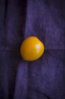 Свежий жёлтый помидор — стоковое фото