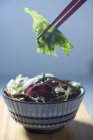 Рыба и картошка с цветочным салатом — стоковое фото