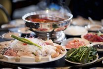 Vista de primer plano de los ingredientes de una fondue china - foto de stock