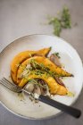 Pumpkin wedges with shallots — Stock Photo