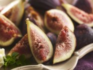 Fresh siced red figs — Stock Photo