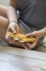 Руки держат сэндвич — стоковое фото