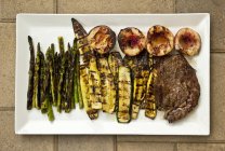 Grilled steak and vegetables — Stock Photo