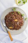 Peixe e batatas fritas com salada de flores — Fotografia de Stock