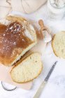 Домашний белый хлеб — стоковое фото