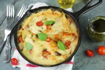 Lasagne mit Pesto und Tomaten — Stockfoto
