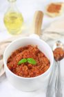 Bolognese-Sauce mit Basilikum für Pasta — Stockfoto