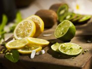 Limón en rodajas con lima y kiwi - foto de stock