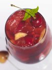 Bebida frutada com cerejas — Fotografia de Stock