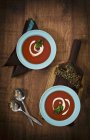Томатный суп с базиликом и кремом — стоковое фото