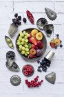 Vista superior de tipos variados de frutas e latas de cozimento — Fotografia de Stock