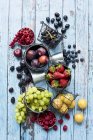 Размещение фруктов и ягод — стоковое фото