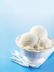 Vanilla ice cream in a ceramic dish — Stock Photo