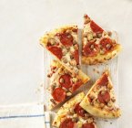 Шматочки піци з пепероні — стокове фото