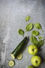Листя шпинату і яблука — стокове фото