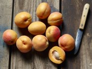 Свежие абрикосы с ножом — стоковое фото