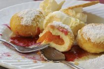 Gnocchi di albicocche con gelato alla vaniglia — Foto stock