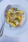 Салат с рисовой лапшой и персиками — стоковое фото