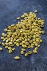 Вид крупным планом на семена желтой дыни — стоковое фото