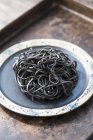 Pasta linguina de tinta de calamar negra - foto de stock