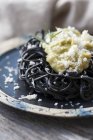 Pâtes linguines noires avec avocat et parmesan — Photo de stock