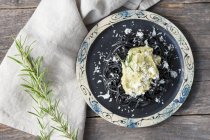 Pastas de linguine negro con aguacate y parmesano - foto de stock