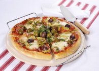 Pizza com azeitonas na mesa — Fotografia de Stock