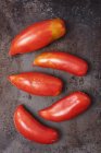 Cinco tomates ecológicos - foto de stock