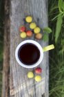 Taza de café y ciruelas mirabelle - foto de stock