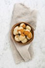 Papas arrugadas patate con salsa mojo in ciotola sopra asciugamano — Foto stock