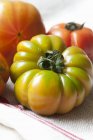 Tomates frescos crudos - foto de stock