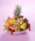 Obst-Arrangement mit Ananas — Stockfoto