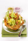 Peixe e batatas fritas com salada de flores — Fotografia de Stock