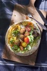 Фалафель с овощами и хумусом — стоковое фото