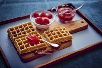 Waffles com framboesas e coulis de morango — Fotografia de Stock