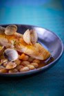 Хэддок с моллюсками — стоковое фото