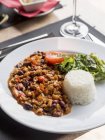 Chili vegano con seitán en plato blanco - foto de stock