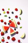 Sortierte geschnittene frische Früchte und Beeren — Stockfoto