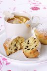 Muffin con gocce di cioccolato e tè alla frutta — Foto stock