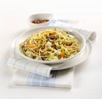 Spaghetti con acciughe ed erbe aromatiche — Foto stock