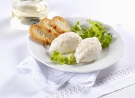 Vue rapprochée des boulettes de poisson italiennes Spuma di trota avec pain et feuilles de salade — Photo de stock