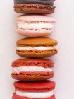 Лінійчата діаграма з барвистими macarons — стокове фото